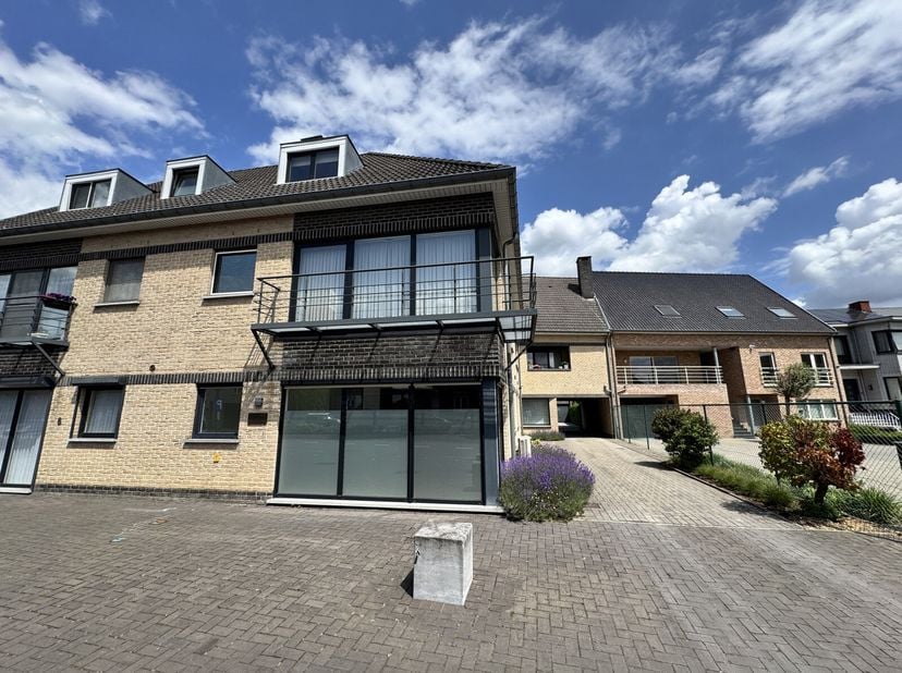 Gelijkvloers appartement met 1 slaapkamer.&lt;br /&gt;
Dit instapklare appartement bevindt zich pal in het centrum van Opitter, op wandelafstand van de scho