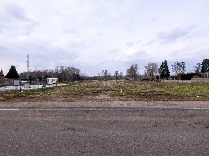 BOUWGROND VOOR OB van 2212m² &lt;br /&gt;
 &lt;br /&gt;
Prachtig perceel bouwgrond met een oppervlakte van 11a 60ca, met achtergelegen perceel grond met een opper