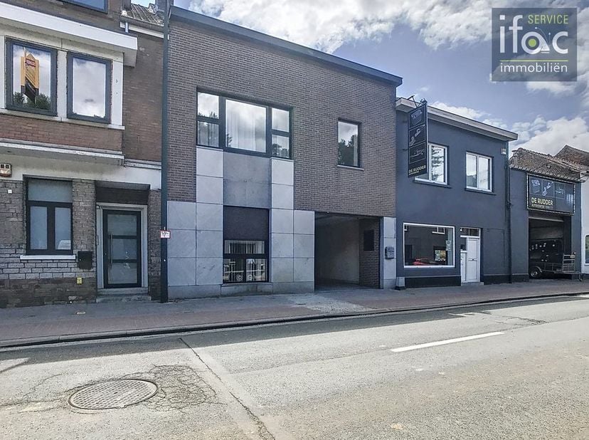 Aangename 2-gevelwoning gelegen in het centrum van Hoeilaart, op wandelafstand van alle winkels, openbaar vervoer, Jan van Ruusbroecpark,... &lt;br /&gt;
&lt;b