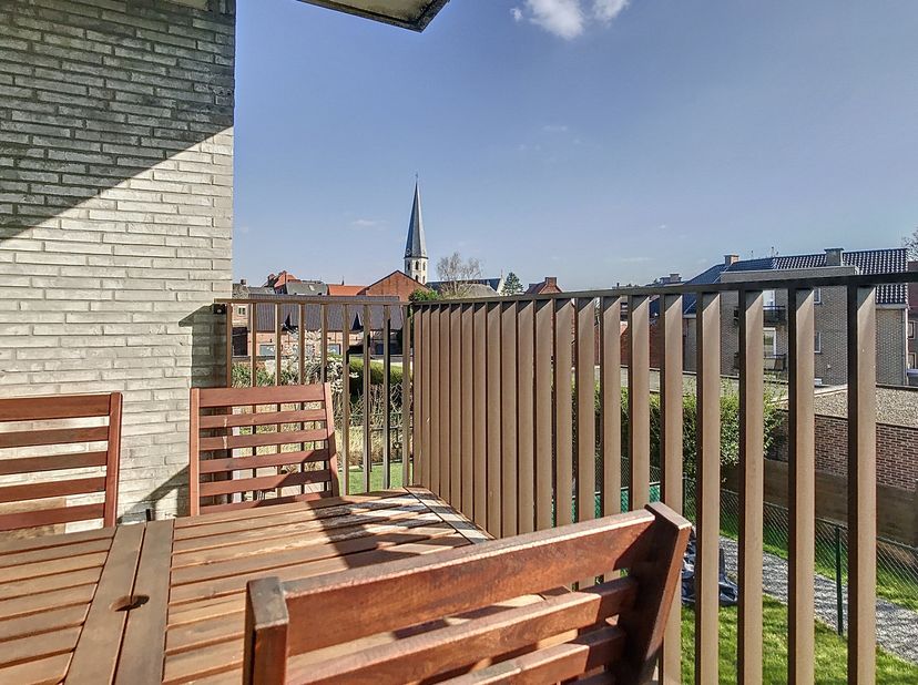 Cet appartement prêt à emménager offre une expérience de vie agréable grâce à son hall d&#039;entrée spacieux, à un salon lumineux avec une cuisine ouverte