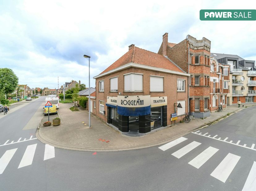 Dit op een hoek gelegen handelshuis aan de stadsrand te Veurne ligt op wandelafstand van de Grote Markt. Het pand telt 3 slaapkamers. De voormalige be