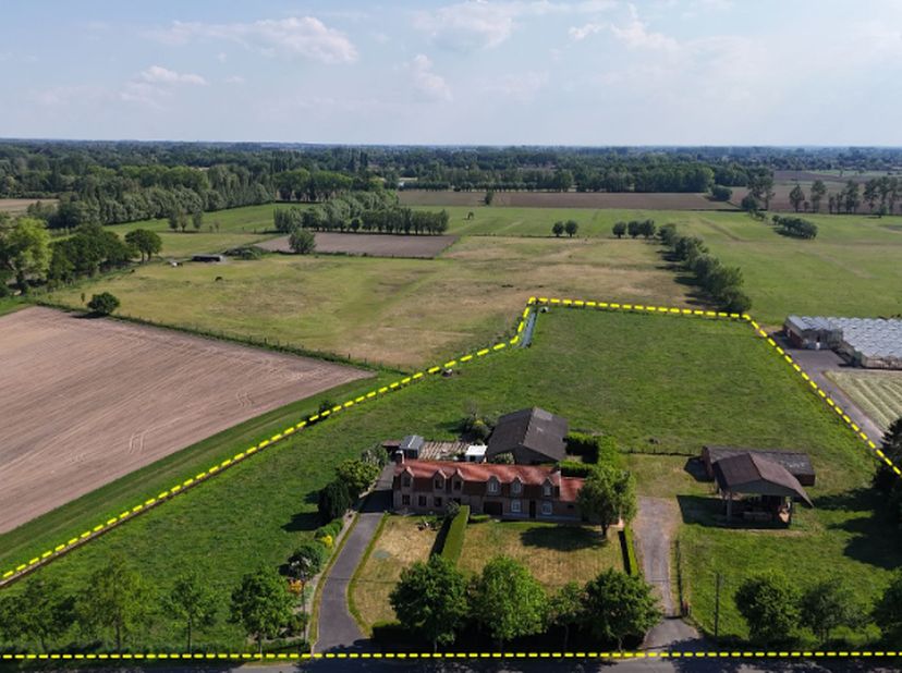 Vastgoed Select:Op zoek naar ruimte, rust en eindeloze mogelijkheden? Deze karaktervolle hoeve, gelegen op een perceel van maar liefst 15.601 m², vorm