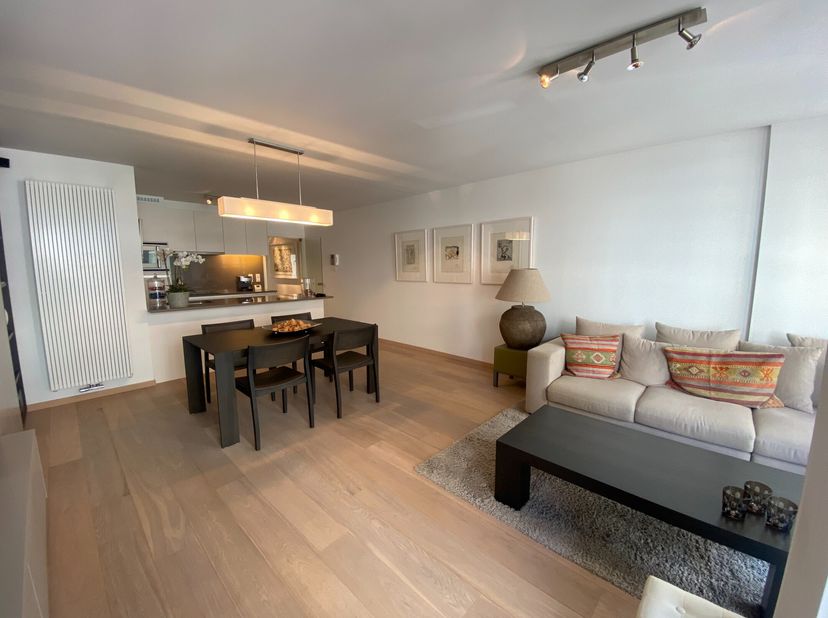GEMEUBELD - Magnifiek appartement met twee slaapkamers gelegen op de Julius Hostestraat. Op wandelafstand van het strand en de winkelstraten.&lt;br /&gt;
Di