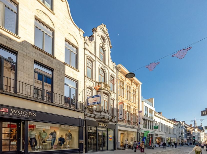 Commercieel pand op toplocatie in het centrum van Lier&lt;br /&gt;
&lt;br /&gt;
Dit commerciële gebouw is gunstig gelegen in het hart van het winkelcentrum van Li