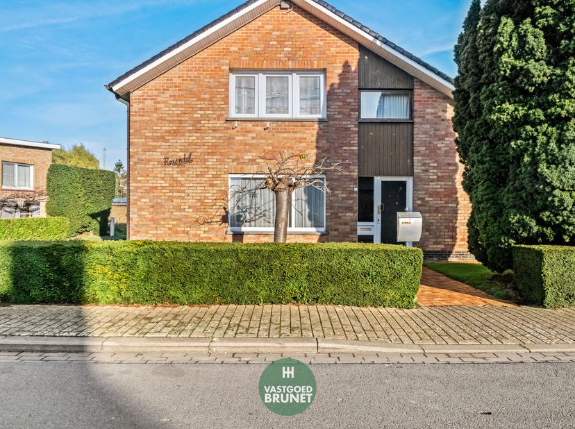 Deze charmante vrijstaande woning in Veurne biedt een ideale combinatie van rust en bereikbaarheid. Gelegen nabij het sportpark en op wandelafstand va