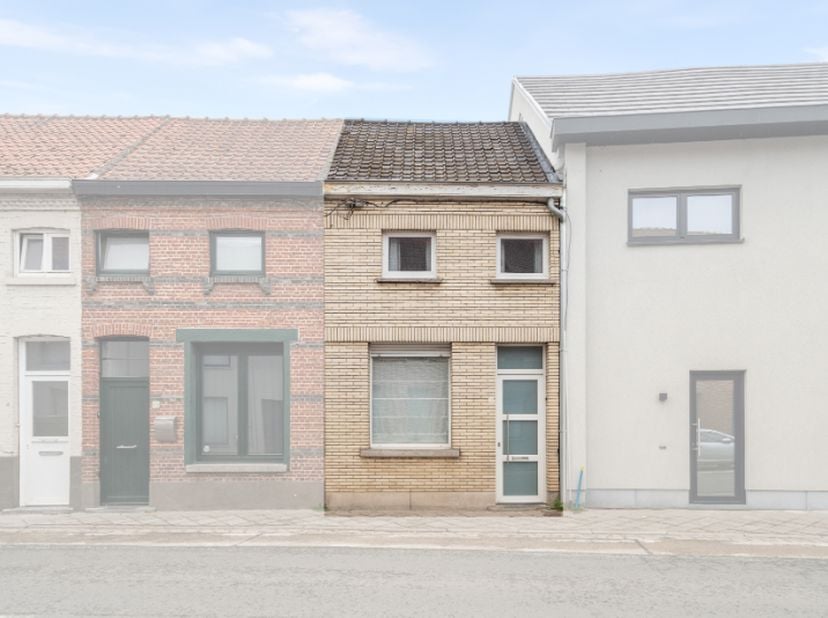 Op te knappen woning GB aan de stadsrand. Hal, leefruimte, keuken, bergplaats en leuke tuin. Boven 2 slaapkamers en badkamer. Elektriciteit niet confo