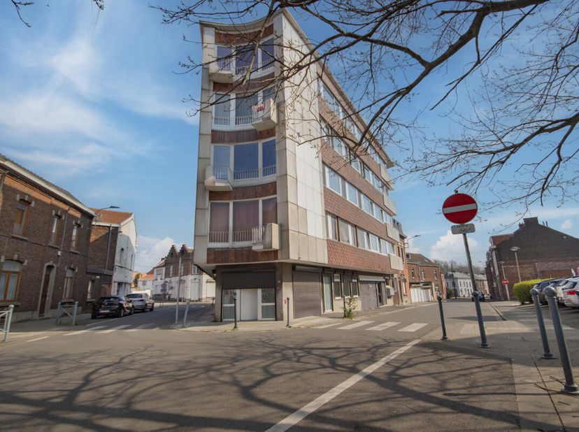 Appart rénové 2 chambres entrée privative environ 150euro/charges communes + 250euro chauffage et eau par mois (suivant les consommations des anciens