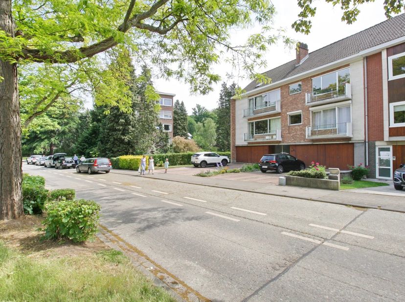 Sint-Pieters-Woluwe: Aan een van de mooiste lanen in Sint-Pieters-Woluwe, vlakbij de middelbare school Mater Dei en het Sint-Alix-Parvis, zeer lichte