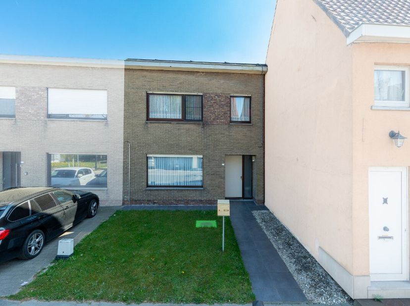 LiggingGelegen in een rustige en aangename woonwijk, bevindt de Sint-Stevenstraat 24a zich op een strategische locatie in het bruisende Zelzate. Deze