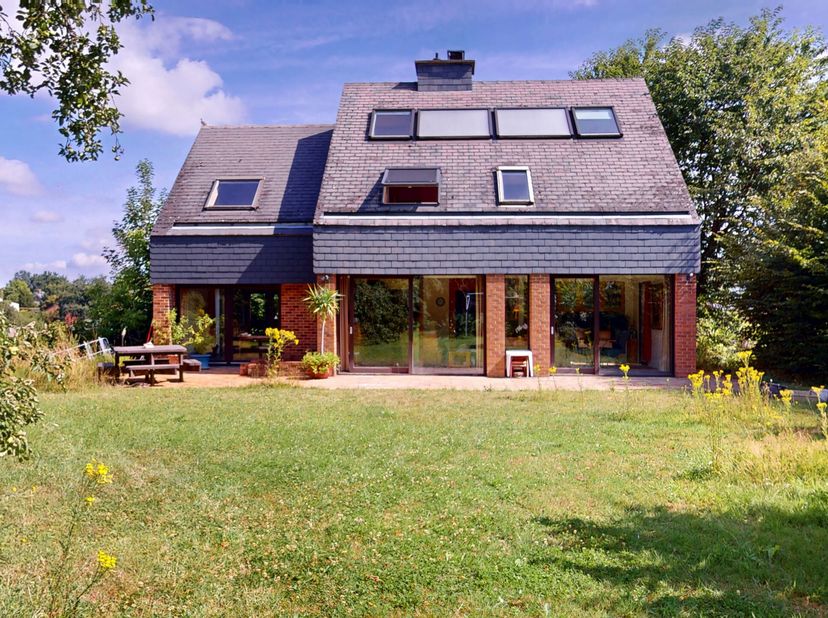Locatie&lt;br /&gt;
Deze villa is ideaal gelegen aan de ingang van een rustige woonwijk, in een weelderige groene omgeving en toch binnen handbereik van all