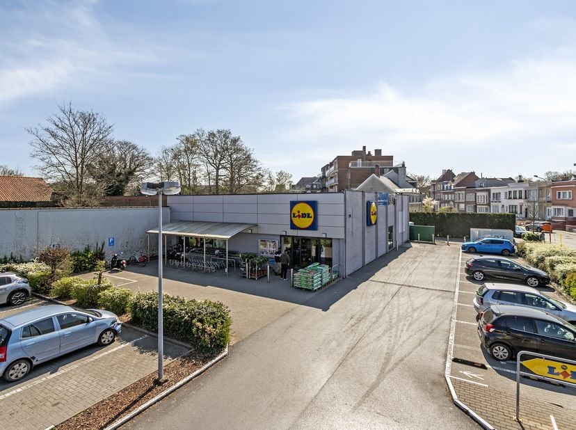 Baanwinkel te huur op een toplocatie in Kortrijk. &lt;br /&gt;
Indeling:&lt;br /&gt;
- Commerciële ruimte ;&lt;br /&gt;
- Magazijn ;&lt;br /&gt;
- Sociale ruimte&lt;br /&gt;
Gelege