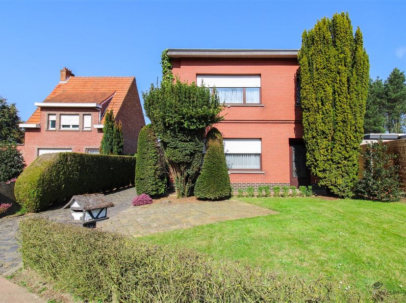 Bent u op zoek naar een open bebouwing op een groot perceel van 8.099 m². Hebt u uw weidedieren graag dichtbij uw woning, houdt u van een moestuin, we