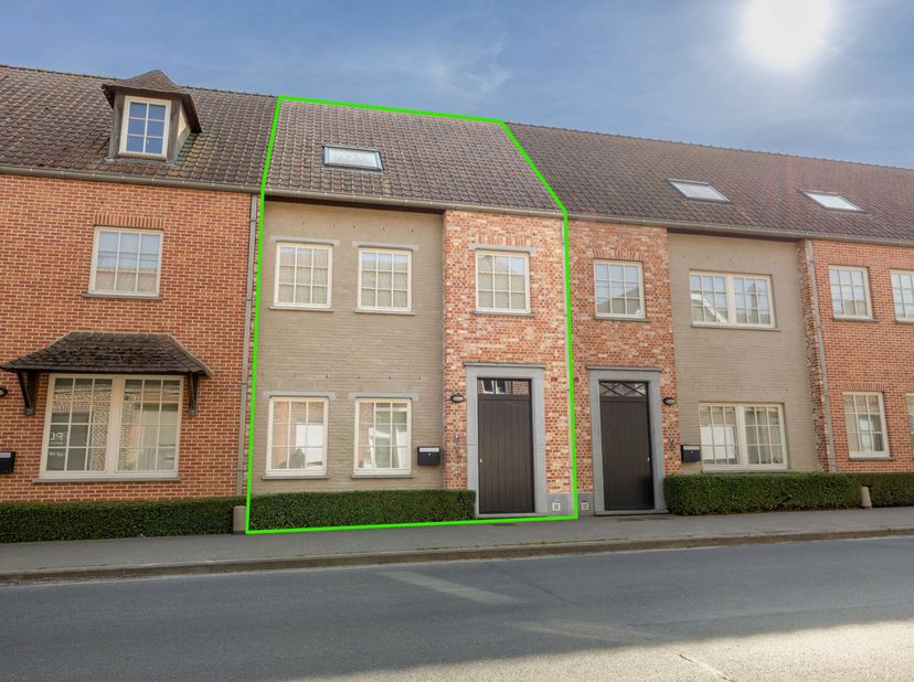 Centraal gelegen in het rustige Heestert bevindt zich deze prachtige gezinswoning in karaktervolle pastoriestijl. De woning heet ons welkom via de ink