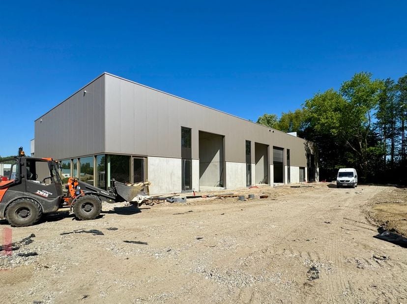 PME de construction récente d&#039;une superficie de 396 m² avec 4 places de parking privées à vendre. Stratégiquement situé dans le triangle d&#039;or Anvers -