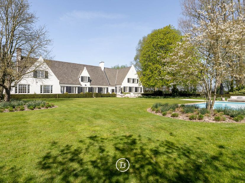Gelegen op een uitgestrekt perceel van 8.679 m² nabij Kortrijk, bevindt zich een exclusief domein met een ruim zwembad en poolhouse.&lt;br /&gt;
Deze eigend