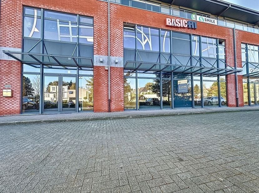 Découvrez cette exceptionnelle opportunité commerciale située en plein coeur de WATERLOO, coté Faubourg, sur la limite avec la région flamande. Ce vas