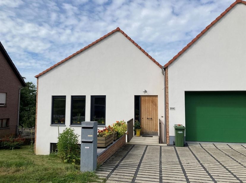 Charmante maison très économe en énergie d&#039;une surface habitable de 225 m², située dans un quartier calme et verdoyant et au bout d&#039;une impasse. Proch
