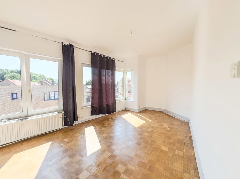 Proche de toutes les facilités, découvrez cet appartement une chambre au 3ème et dernier étage d&#039;une petit copropriété. Le bien se compose comme suit:
