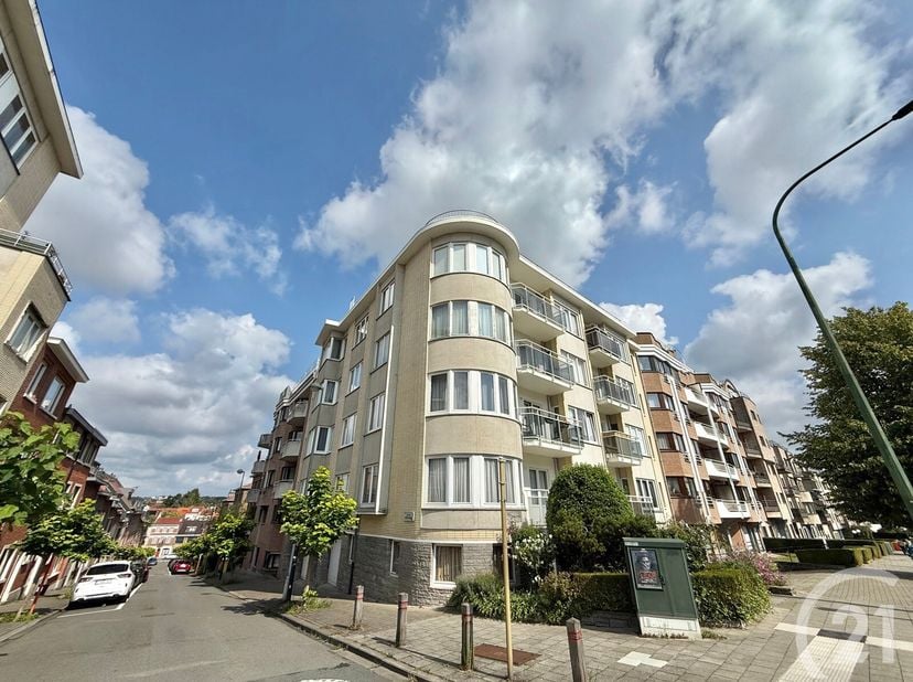 WOLUWE SAINT LAMBERT / TOMBERG-WIJK ---  Prachtig penthouse  1 slaapkamer + kantoor van +/- 108 m² (volgens de EPC) in een mede-eigendom van 5 verdiep