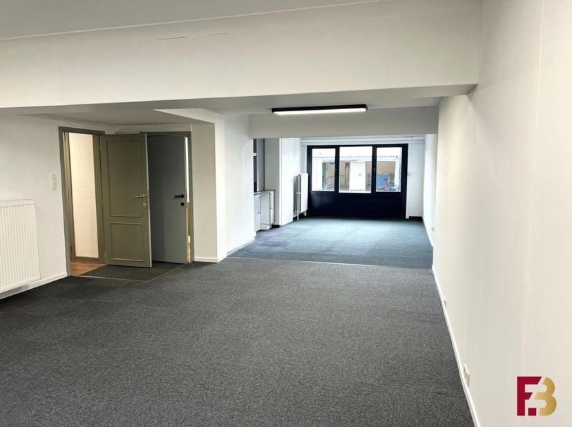 In Merelbeke in het Industriepark vinden we deze kantoorruimte met mogelijkheid tot woongedeelte en een oppervlakte van 175m2. Dankzij de directe aans