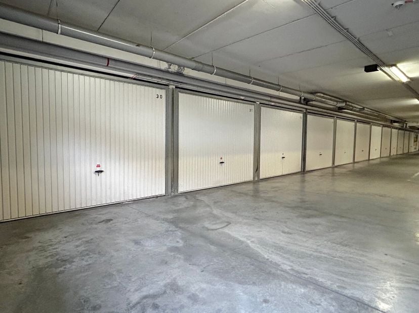 Garage à vendre
                    à 9300 Aalst