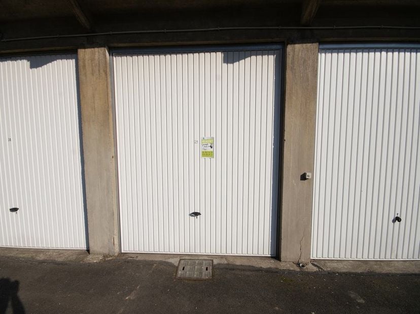 Garage spacieux dans le centre de Tervuren avec porte manuelle.