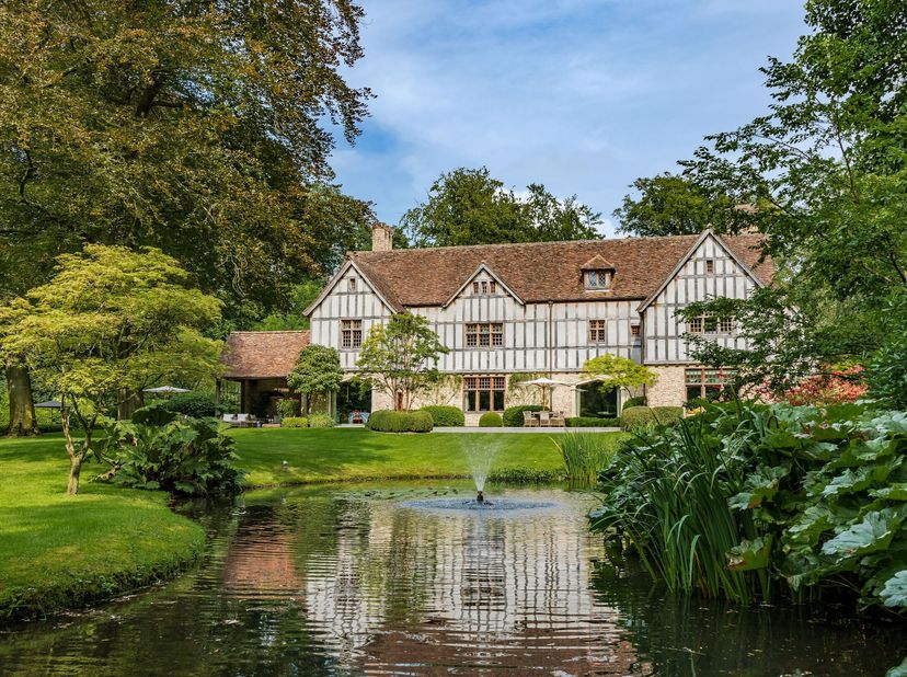 Cette magnifique maison Tudor anglais se trouve en plein cur de Koningshof. Ce niveau de finition est rarement vu et a été réalisé sous l&#039;il attentif