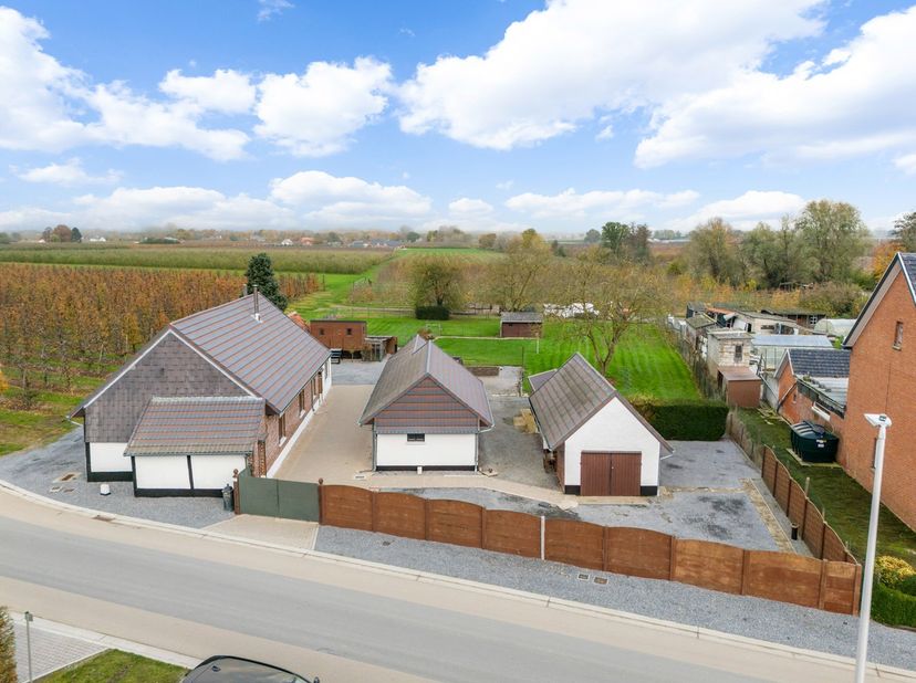 Deze charmante hoeve is gelegen in het rustige Schakkebroek. Een deelgemeente van Herk-de-Stad. &lt;br /&gt;
De woning is aan 2 zijden (links en achterligge