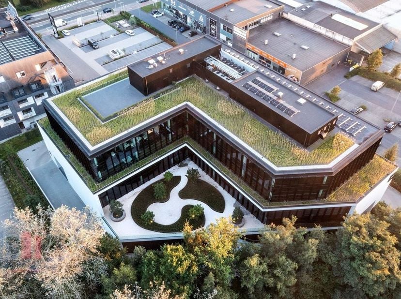 High-end kantoorruimte van maar liefst 916 m² te huur, perfect gelegen op een absolute toplocatie met indrukwekkende zichtbaarheid.&lt;br /&gt;
Deze kantoor