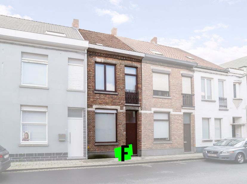 Confortable maison jumelée à vendre, située dans le centre de Wevelgem, à proximité du centre-ville et de la gare. La propriété comprend un hall d&#039;ent