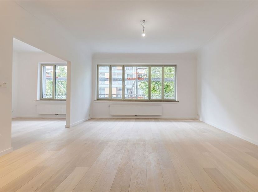 Vlakbij de Markgravewijk vinden we in de Lange Lozanastraat te Antwerpen dit nieuwbouw dakappartement te koop. Naar bereikbaarheid kan je niet central