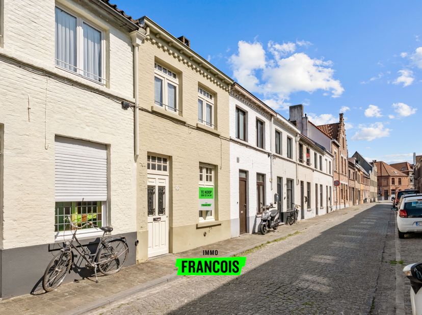 Découvrez cette maison confortable, idéalement située dans la belle ville de Bruges !&lt;br /&gt;
En entrant, nous trouvons un hall d&#039;entrée avec des toilet
