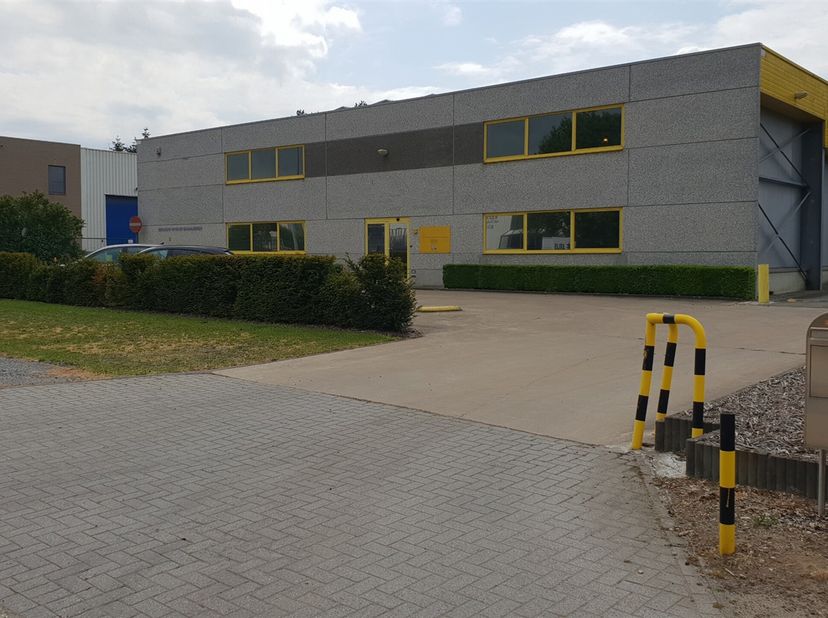 Magazijn van ca. 650m² magazijnruimte (dit is incl. de lage magazijnruimte vooraan en de ruimte erboven die vroeger werd gebruikt voor opslag van verp