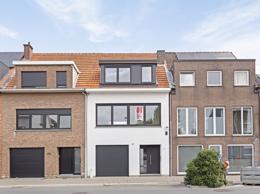 Maison rénovée à vendre à Reet&lt;br /&gt;
Disposition:&lt;br /&gt;
rez-de-chaussée;&lt;br /&gt;
- hall d&#039;entrée spacieux avec toilettes invités&lt;br /&gt;
- garage avec por