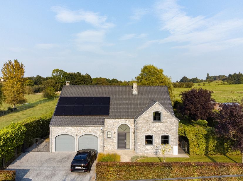 BUZET (Floreffe), magnifique MAISON en pierre (3chambres+2sdb+bur) construite sur un terrain de 16,19 ares. Le rez-de-chaussée de cette charmante mais