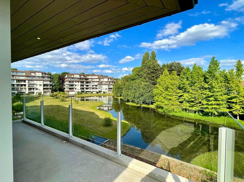 Appartement prêt à être emménagé avec 2 SLK dans le domaine RUSTER et VERT De Steelander. Agencement : espace de vie spacieux communiquant avec une CU
