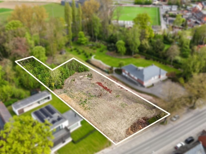 Ruime bouwgrond met parkgrond in hartje Vlamertinge In het centrum van het charmante Vlamertinge bieden wij een perceel aan van maar liefst 14 are, wa