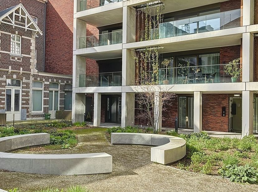 In de rustige en toch centrale Ursulinenhof, op wandelafstand van winkels, openbaar vervoer en het bruisende stadscentrum van Hasselt, vindt u deze mo