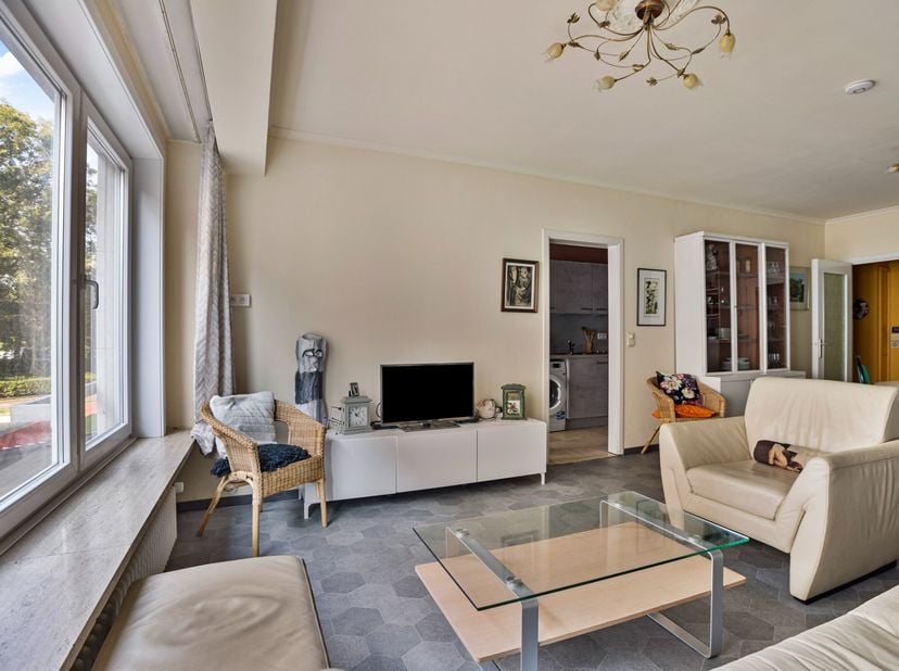 Dit goed onderhouden tweeslaapkamer appartement is gelegen op een uitstekende locatie in het centrum van Oostende. &lt;br /&gt;
Op wandelafstand van winkels