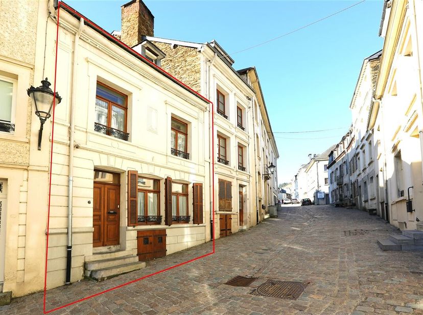 Aangename stadswoning gelegen in het centrum van Bouillon, in een volledig vernieuwd kwartier, dichtbij de Semois.&lt;br /&gt;
Rijwoning in natuursteen uit
