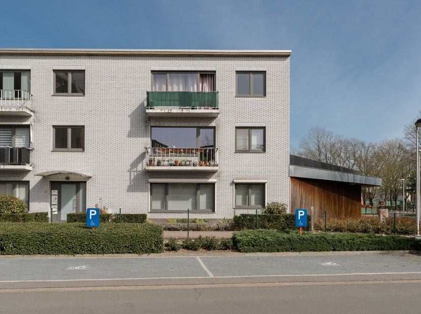 Goed gelegen appartement met 3 slaapkamers en garage in het centrum van Hamont.&lt;br /&gt;
Indeling: Inkomhal, berging, woonkamer met aanpalend een mooi te