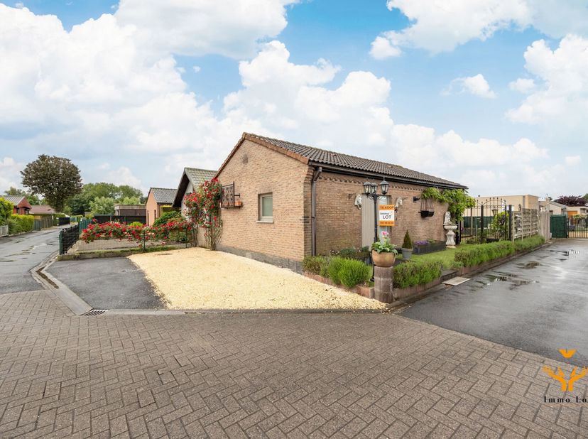 Op een rustige locatie in een verzorgd verblijfpark bevindt zich deze charmante woonst op een perceel van 229 m². Dankzij de mogelijkheid tot domicili