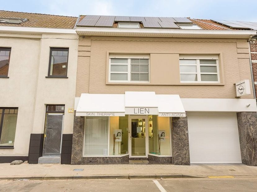 In het hart van Moen vindt u deze instapklare rijwoning, die momenteel dienst doet als schoonheidssalon.&lt;br /&gt;
De praktijkruimte is volledig ingericht