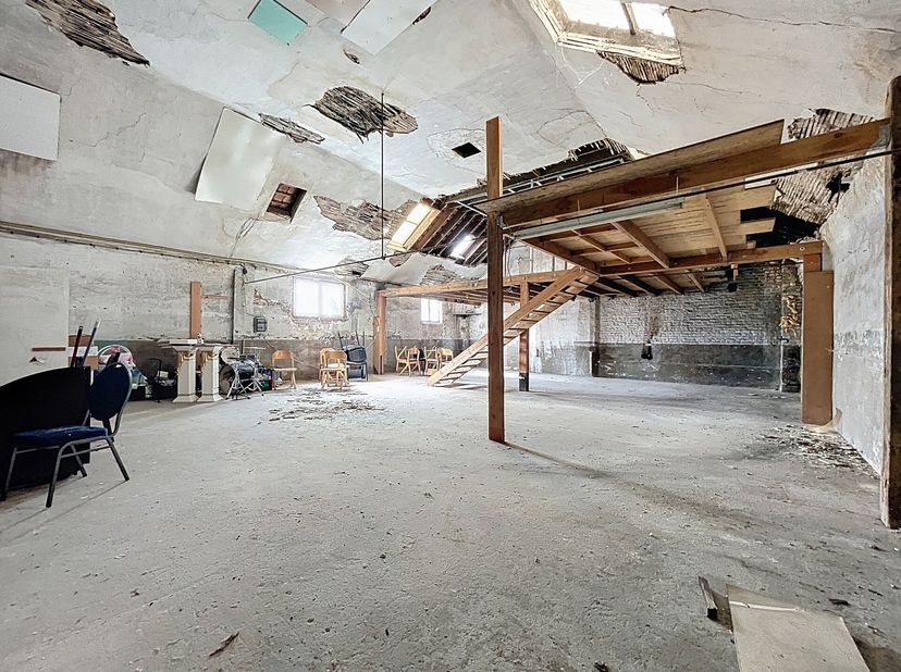 ANDERLECHT - REF: 6774224 - GRAND ENTREPOT !!&lt;br /&gt;
Nous vous proposons à la vente un vaste entrepôt d&#039;une superficie de +- 375 m2, réparti comme suit