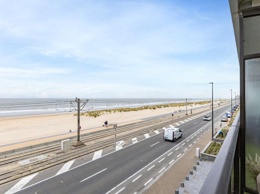 Ostende : Studio prêt à emménager avec terrasse et vue sur mer à vendre! Vous cherchez un studio pour profiter du soleil et de la vue sur la mer ? Ou