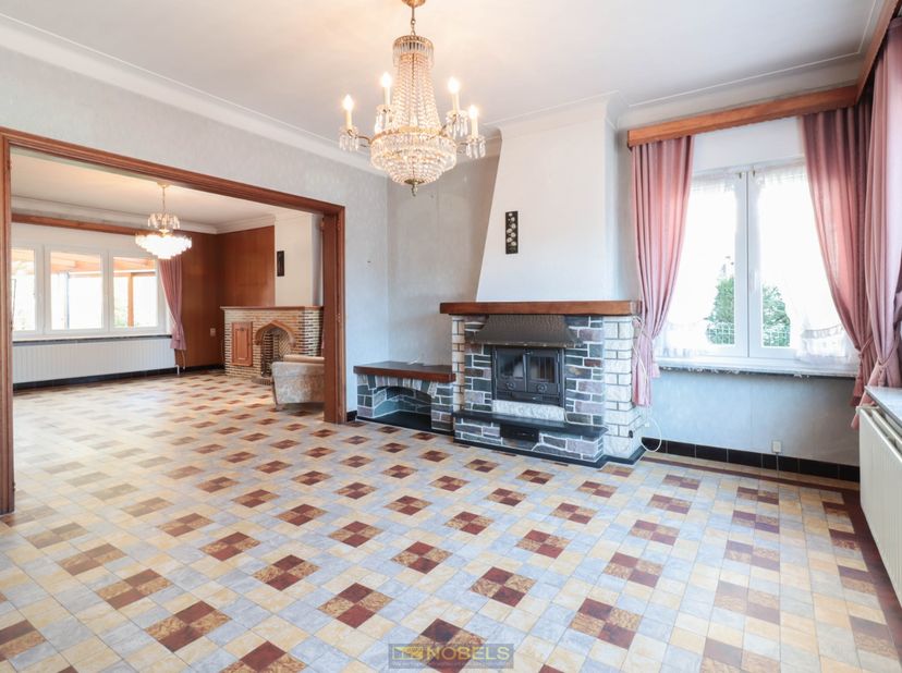 Op een TOPLIGGING in het CENTRUM nabij alle faciliteiten bevindt zich deze HALFOPEN TE RENOVEREN WONING. &lt;br /&gt;
Deze eigendom beschikt over een VERRAS