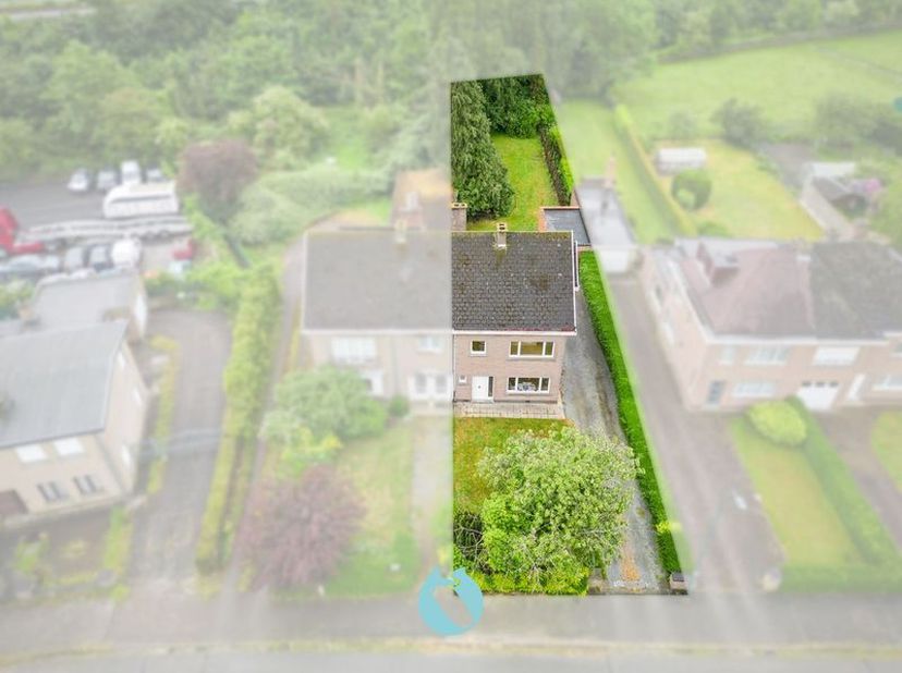 Deze halfopen bebouwing  is gelegen te Zwijnaarde, een heel centraal gelegen deelgemeente van Gent.&lt;br /&gt;
In een straal van 2km treft u onder meer ver