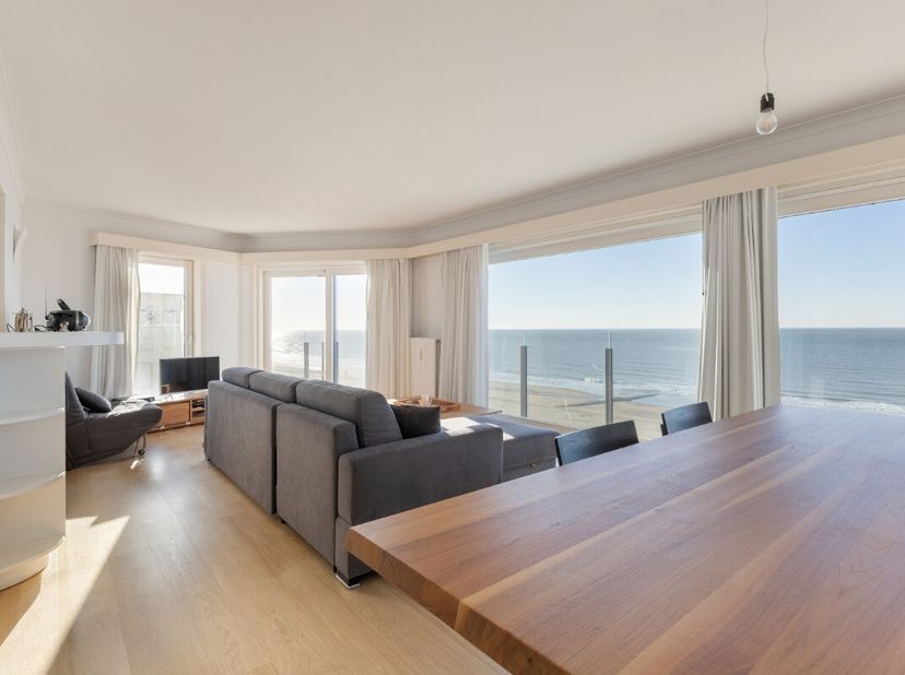 Koksijde : Situé dans la résidence &quot;Maurea&quot; (entièrement rénovée) au 6ème étage vous trouverez ce magnifique dos de 3 chambres à coucher ! Possibilité