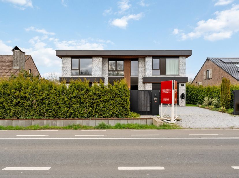 Deze prachtige, instapklare villa in Kontich biedt een unieke combinatie van luxe, comfort en ruimte. Bij binnenkomst word je verwelkomd in een stijlv