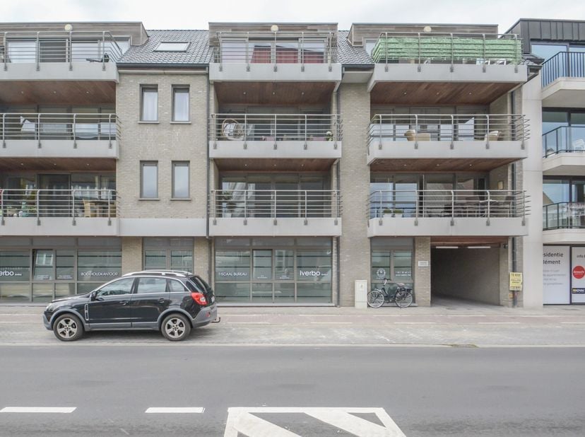 Deze autostaanplaats bevindt zich in residentie Carolus, gelegen aan de Vandenbogaerdelaan te Izegem. De residentie is vlot bereikbaar dankzij de nabi